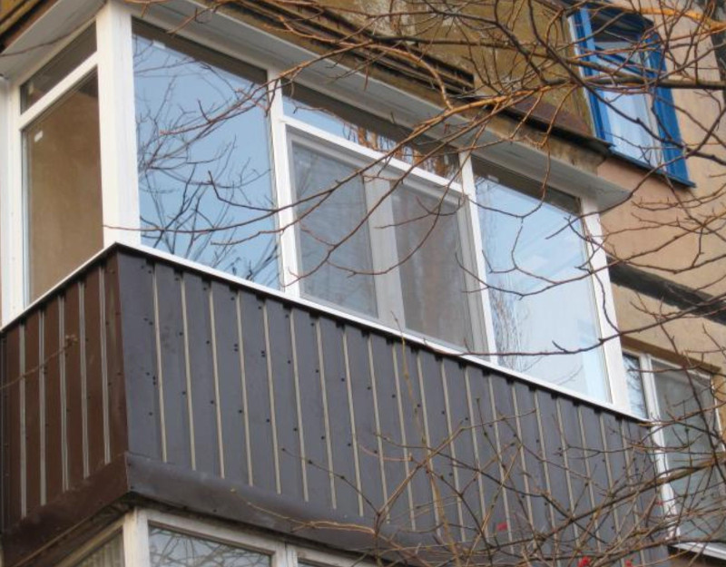 Остекление балкона с металлическим парапетом